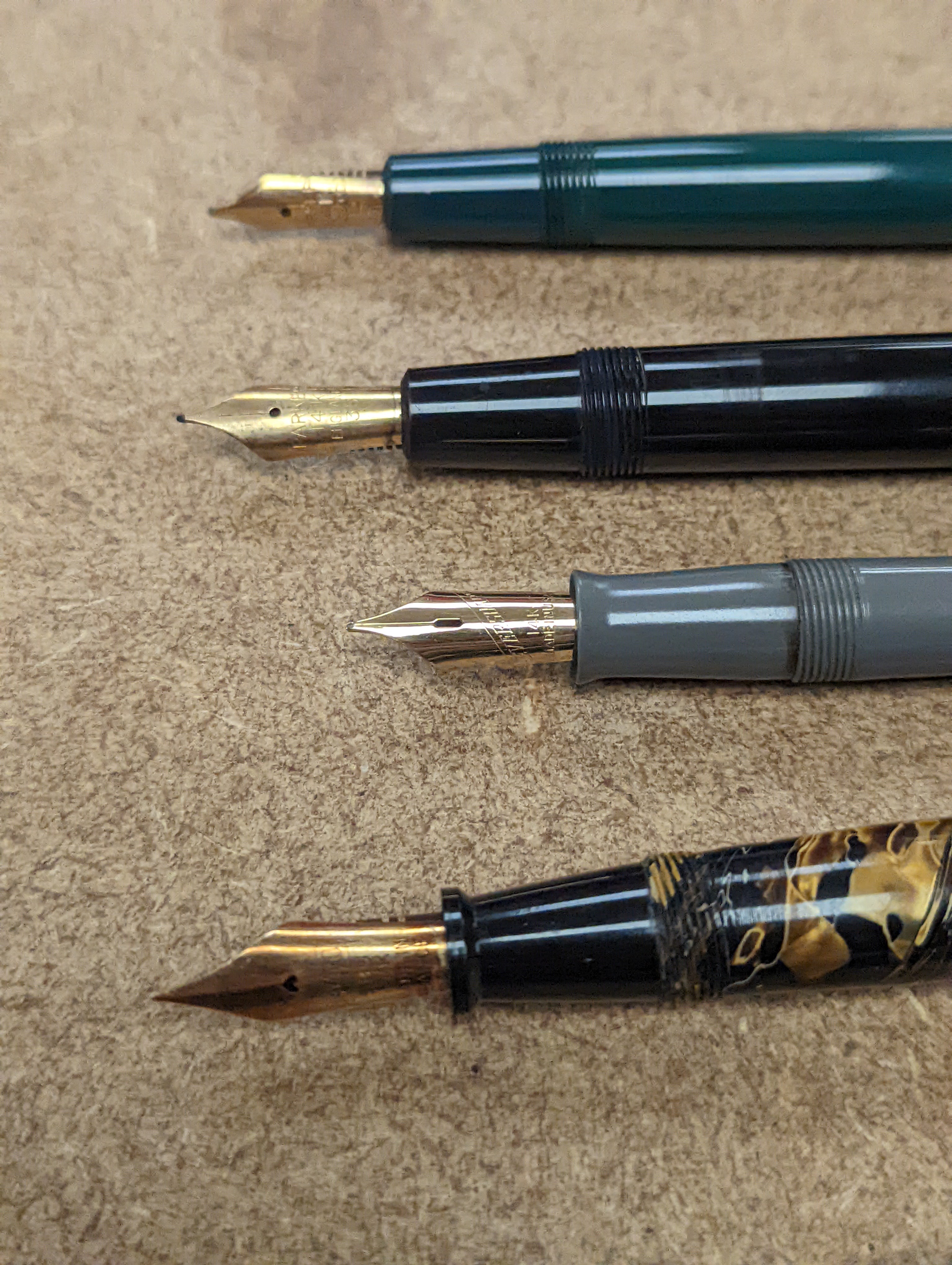 A quantity of fountain pens, 19 in total.